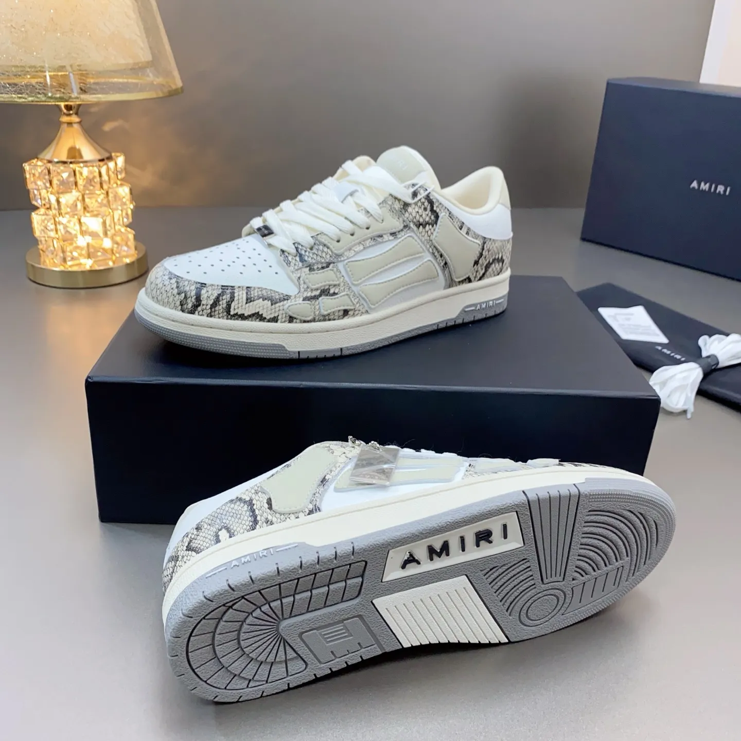 p580🐮🐮AMIRI Couple Style👑 The latest The Pacific Series Couple Style💀🦴Bone Stars Casual Sports Shoes Skateboard Shoes✔️ AMIRI's Pacific shoes are a sneaker that combines luxury and street style. Many celebrities and Internet celebrities have the same style. Its design and workmanship are very exquisite. Made of high-grade cow leather, soft to the touch and highly durable. 💎Fabrics: Original custom imported first-layer cowhide 💎Inner lining: Original customized breathable mesh 💎Foot: Original injection molded one-piece, comfortable, wear-resistant and not tiring for feet 💎Outsole: Original 1:1 molded three-color sole Original outsole 💎Sole thickness: 3CM 💎Size: Female 35-40 Male 39-46 💎Price; Top version 👑Special remarks Remark: (Female size 34 40 . Men's sizes 38 45 46 are customized and cannot be returned or exchanged. Please note when ordering! Thank you🤝🤝